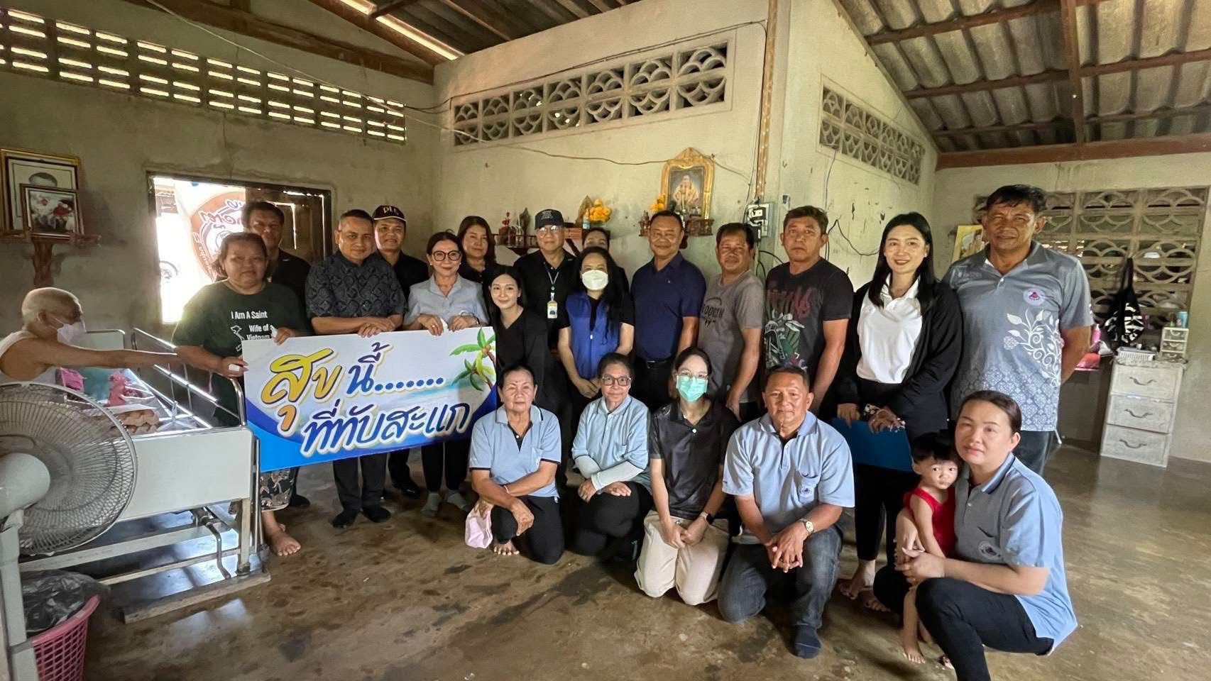 “สุขไหนเล่าจะเท่าสุขนี้ที่ทับสะแก” อำเภอทับสะแกเคาะประตูส่งมอบสิ่งของและขวัญกำลังใจให้ครัวเรือนเปราะบาง