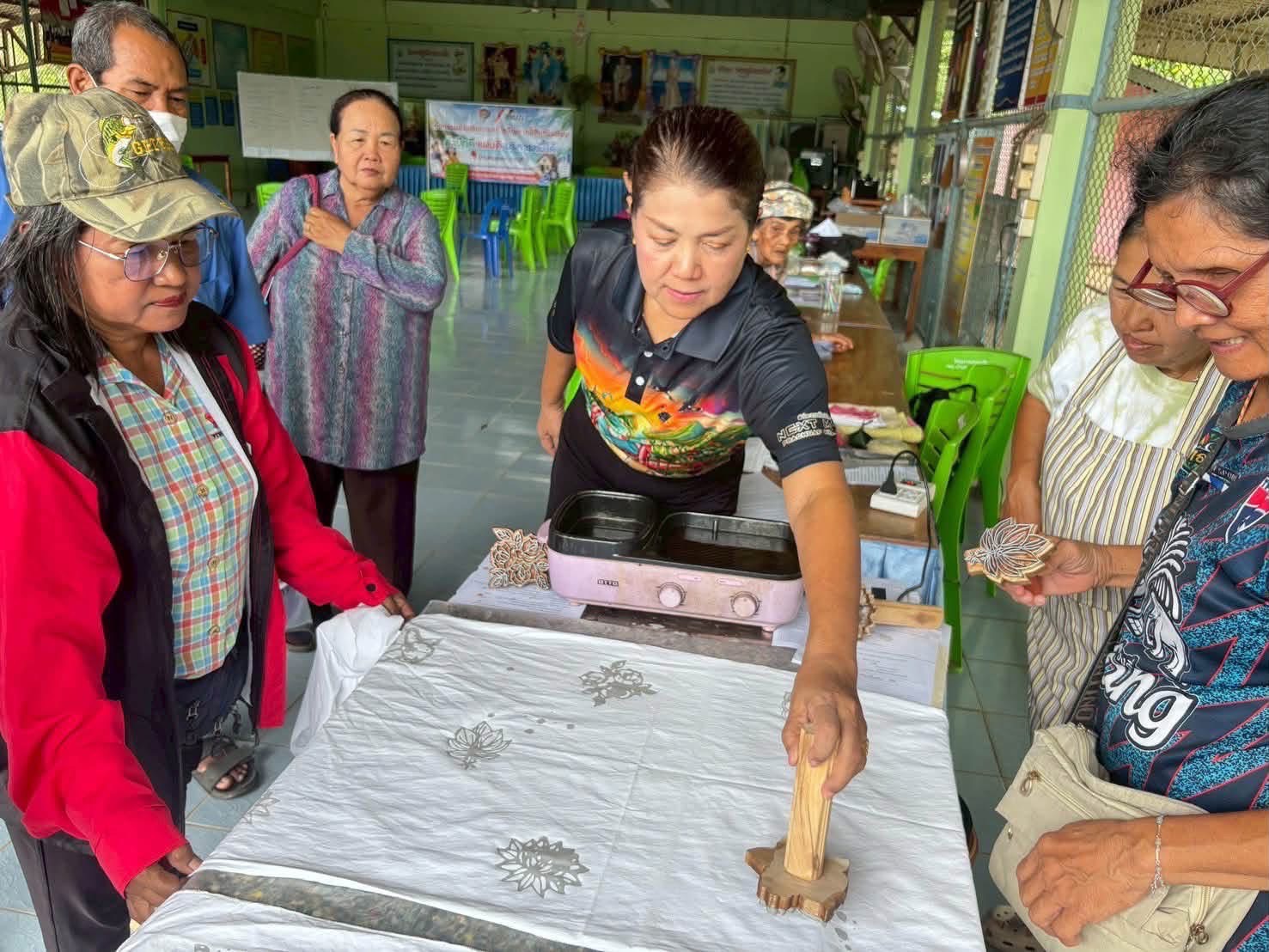 พช.ทับสะแก ขับเคลื่อนกิจกรรมส่งเสริมการแก้ไขปัญหาหนี้สินครัวเรือน “สำนึกดี แผนดี บริหารหนี้ได้”(ฝึกอาชีพ)