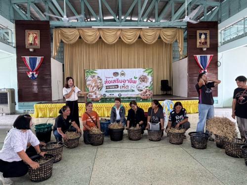  สำนักงานพัฒนาชุมชนอำเภอทับสะแก สนับสนุนกิจกรรมตามแผนการขับเคลื่อนการขจัดความยากจน 