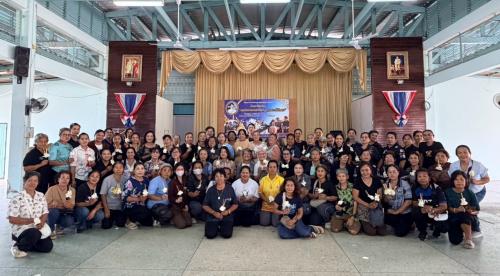 สำนักงานพัฒนาชุมชนอำเภอทับสะแก  ร่วมประดิษฐ์ “ดอกไม้แห่งความจงรักภักดี” ถวายความอาลัยแด่พระพันปีหลวง 